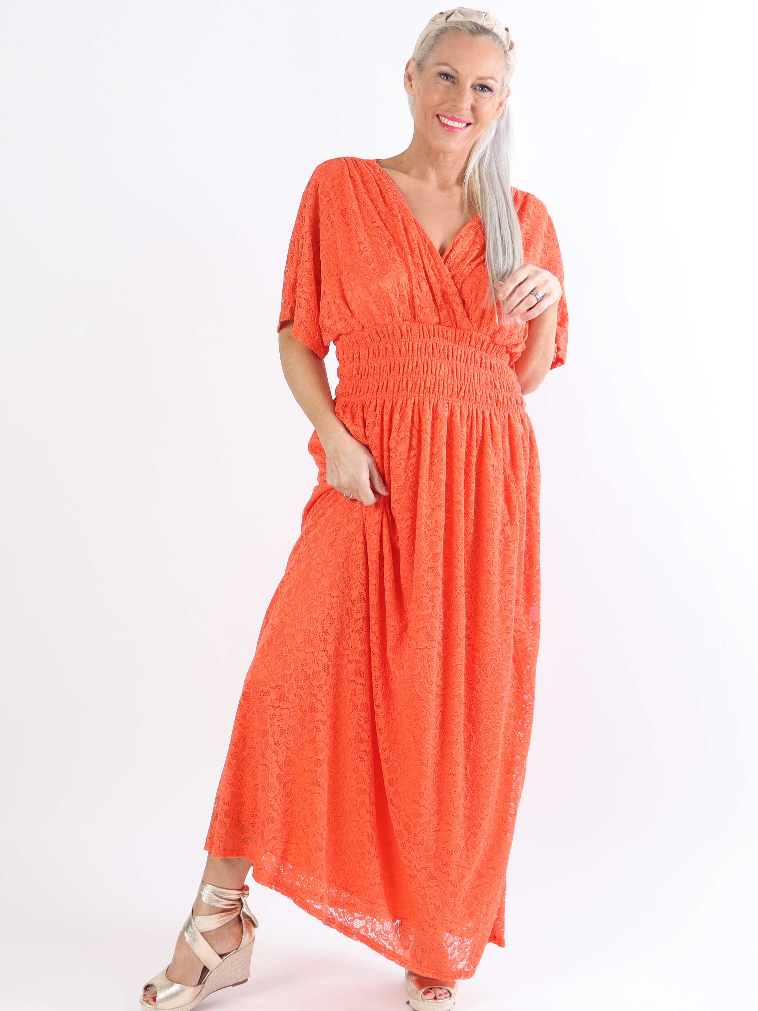 Pams Lace - Lang plus size kjole i blonde med smock under brystet